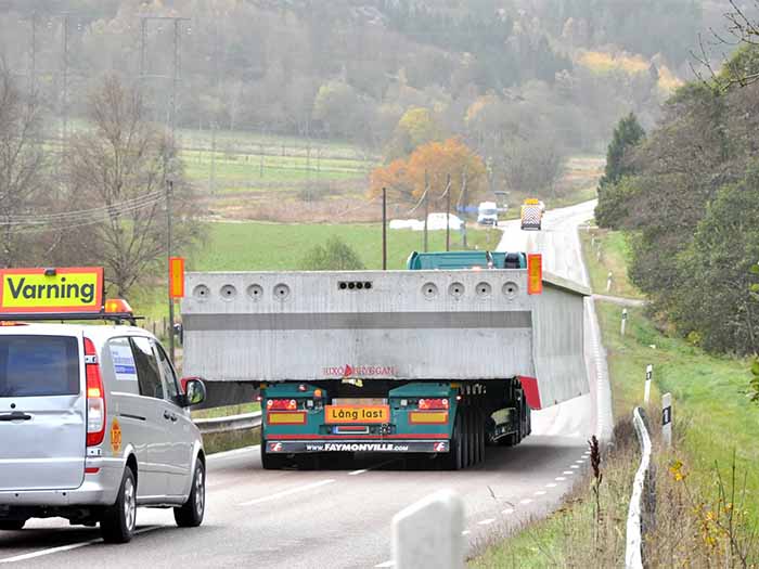 De brede bølgebrydere kræver specieltransport. Foto: NBC Marine